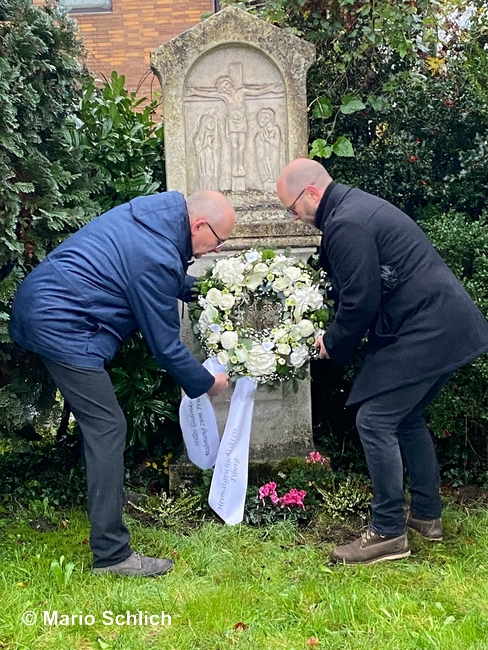 Kranzniederlegung durch Christian Schlich und Tobias Sies Kranzniederlegung durch Christian Schlich und Tobias Sies