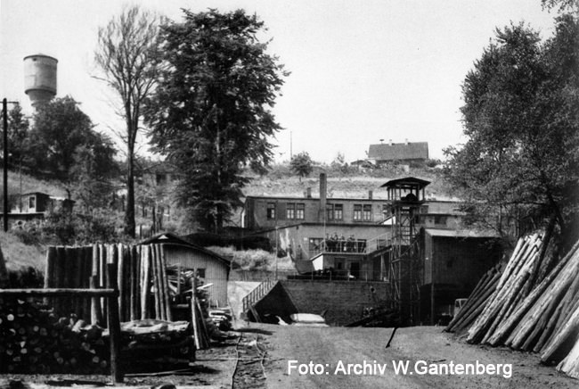 Zeche Gewerkschaft Neu-Ruhrort, hinten links der Eiberger Wasserturm (Foto mit frdl Genehmigung: W.Gantenberg)