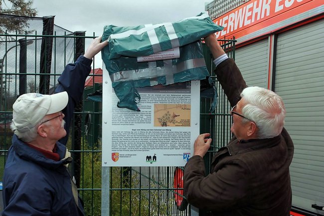 Die Tafel wird enthüllt