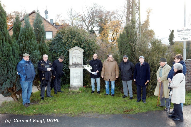 Vor der Kranzniederlegung