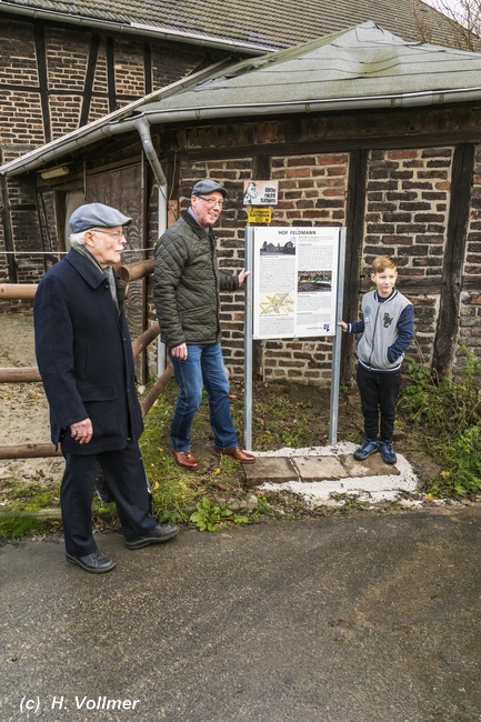 Gregor Heinrichs, Bezirksbürgermeister Gerd Hampel und Jan Schubert an der enthüllten Tafel