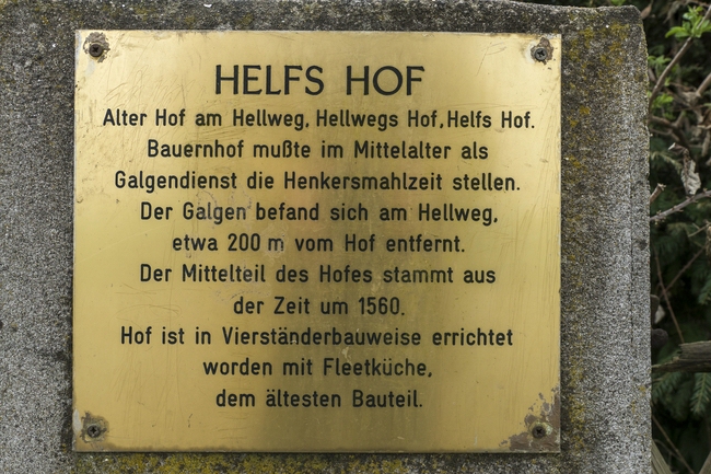 Infotafel am Eingang zu Helfs Hof