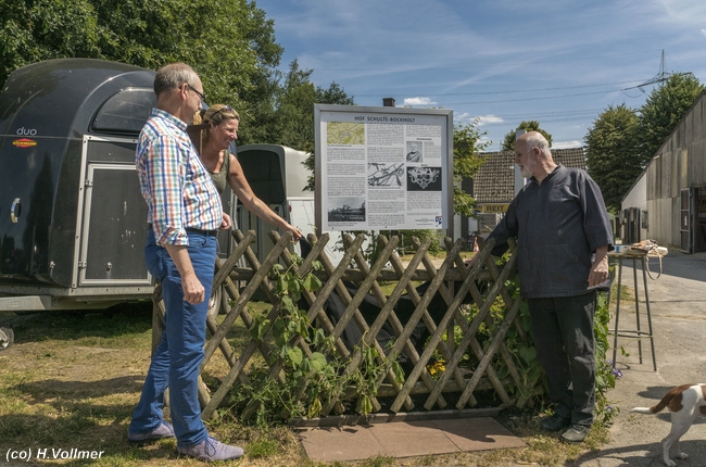 Enthüllung der Infotafel durch die Vorsitzende des Reit- und Fahrvereins Steele-Horst e.V. Alexandra Schmitz und Bezirksvertreter und Kulturbeauftragter Arnd Hepprich