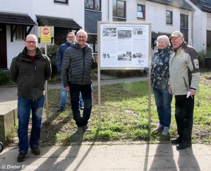 Über die neue Tafel freuen sich: v.l. Vorstandsmitglieder Tobias Sies, Mario Schlich, Christian Schlich (Vorsitzender) sowie Marlies Heising mit ihrem Mann Heinz, Tochter des ehemaligen Geschäftsführer und Miteigentümers Heinrich Teigelack 