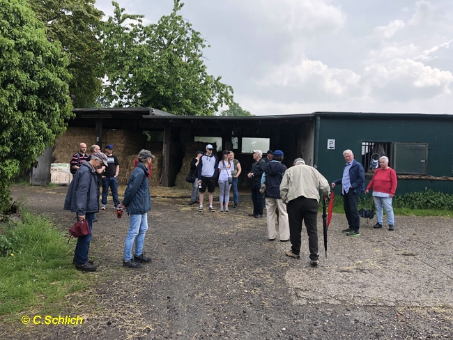 Die Wandergruppe hatte beim Regenguss Unterstand bei Hof Hinderfeld gesucht, bevor die Wanderung startete