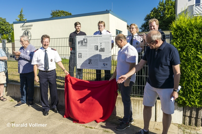 Enthüllung der Tafel durch Bezirksbürgermeister Stienecker und Hauptbrandmeister Schubert