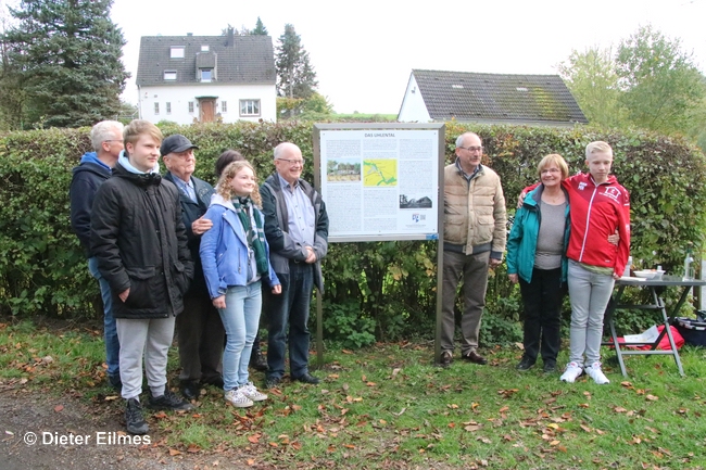 Familie Niggeling nach der Enthüllung mit Vorsitz.C.Schlich 3.vr.