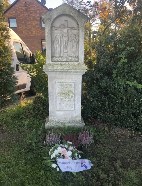 Friedensbildstock mit Kranz und Schleife Friedensbildstock mit Kranz und Schleife
