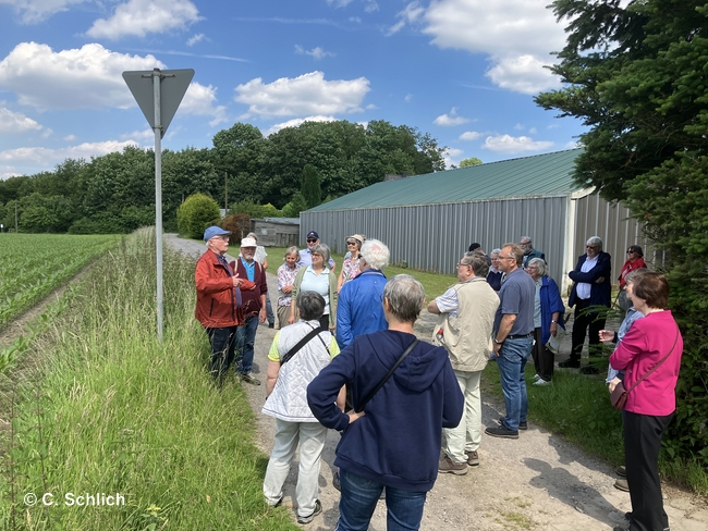 Die Wandergruppe auf der Rheinisch-Westfälischen Grenze, die gleichzeitig die Stadtgrenze von Bochum und Essen ist