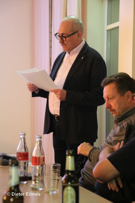 Referent tr&auml;gt die Abschlussrede des letzten Amtsmann Hechelmann vor